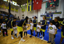 Fenerbahçe – Çukurova Basketbol maç önü seremonisinde FBÇGK katılımcıları yer aldı